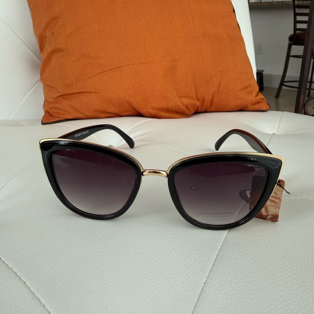 Black & Gold Statement Sunglasses | Chic Cat-Eye Style | 💯UV Protection - Picture 7 of 8